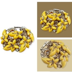 Vintage Signed STAR 1950s Mid Century Thermoset Rhinestone Gold Tone Brooch